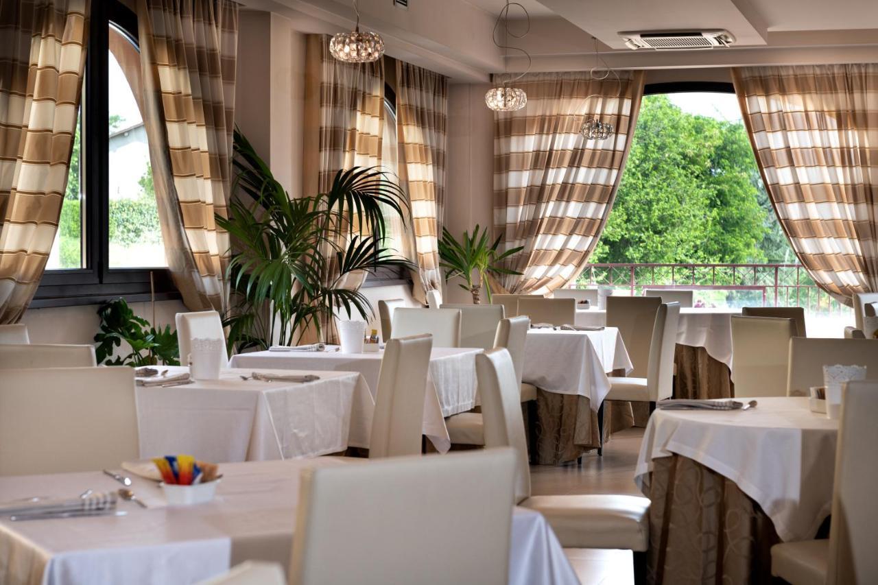 Hotel La Cartiera Виньола Екстериор снимка