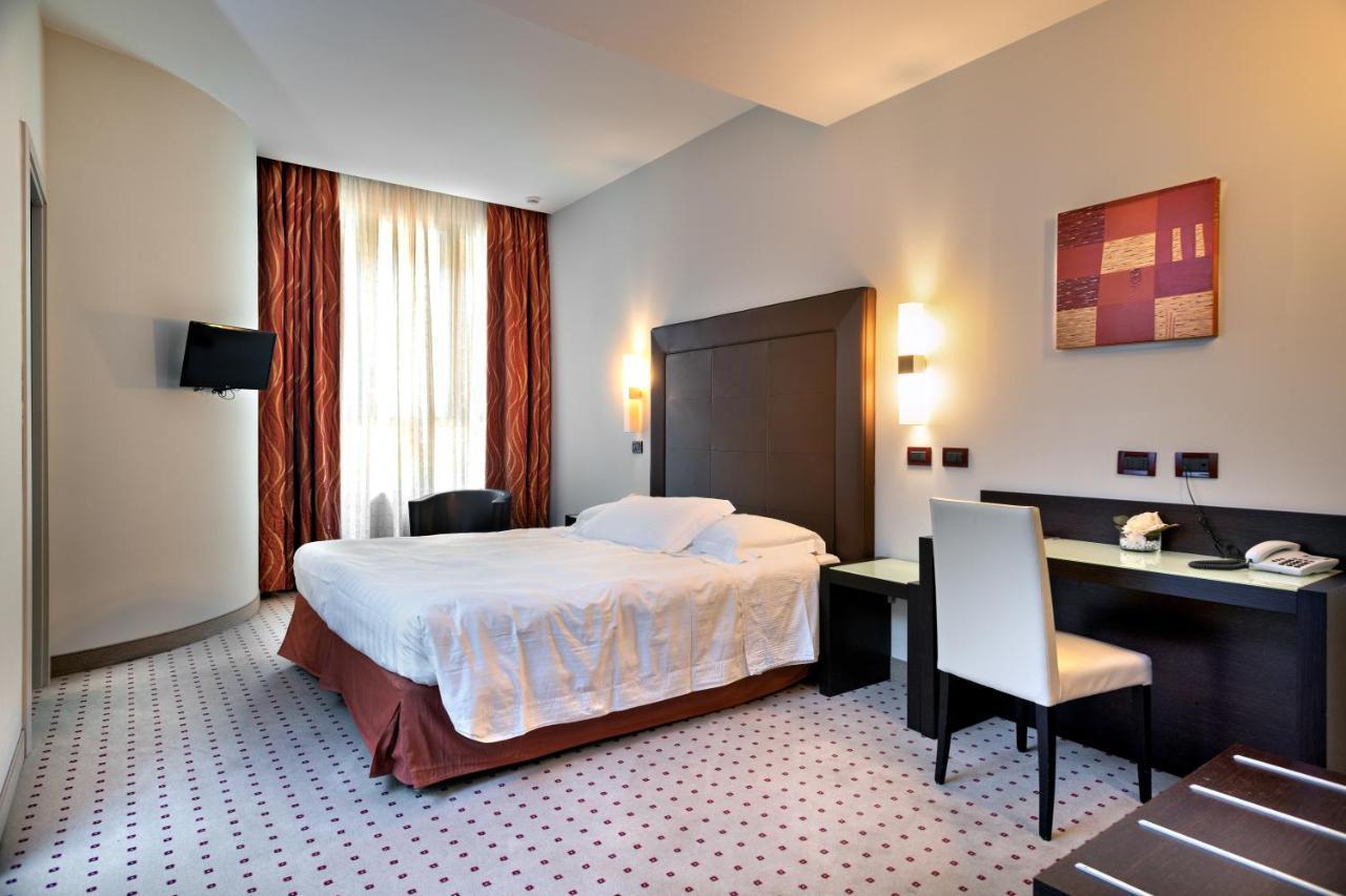 Hotel La Cartiera Виньола Екстериор снимка