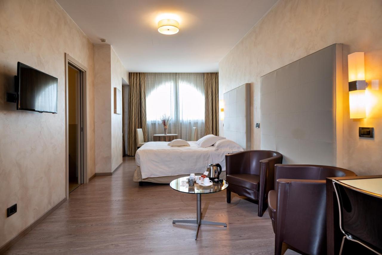 Hotel La Cartiera Виньола Екстериор снимка
